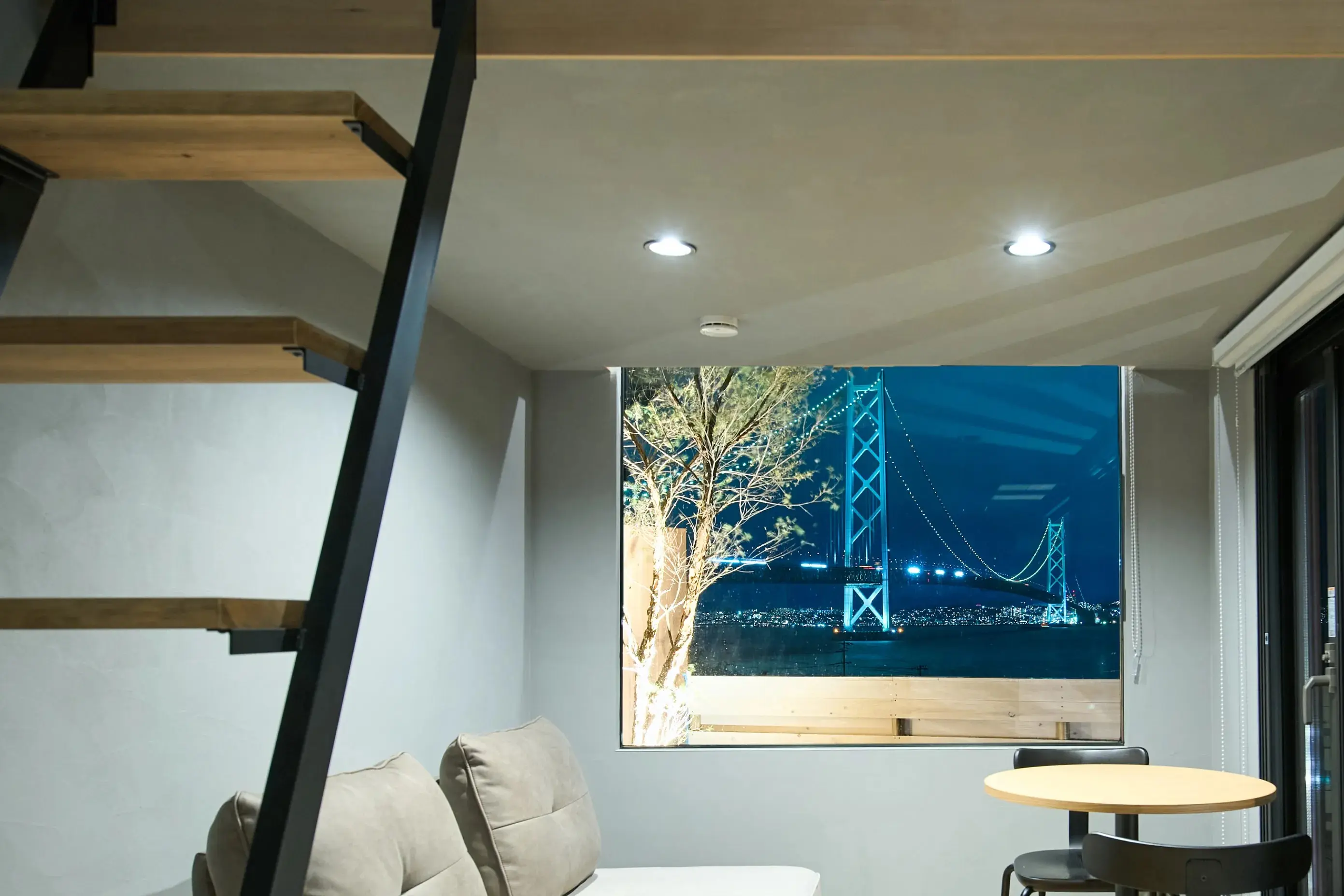 部屋から見える夜景の写真