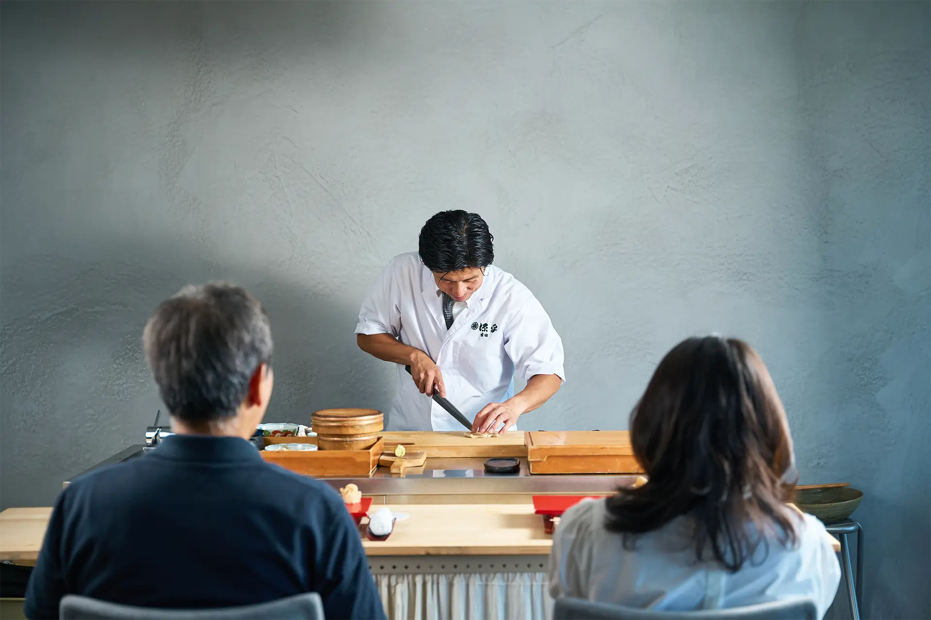 料理を作るシェフの写真