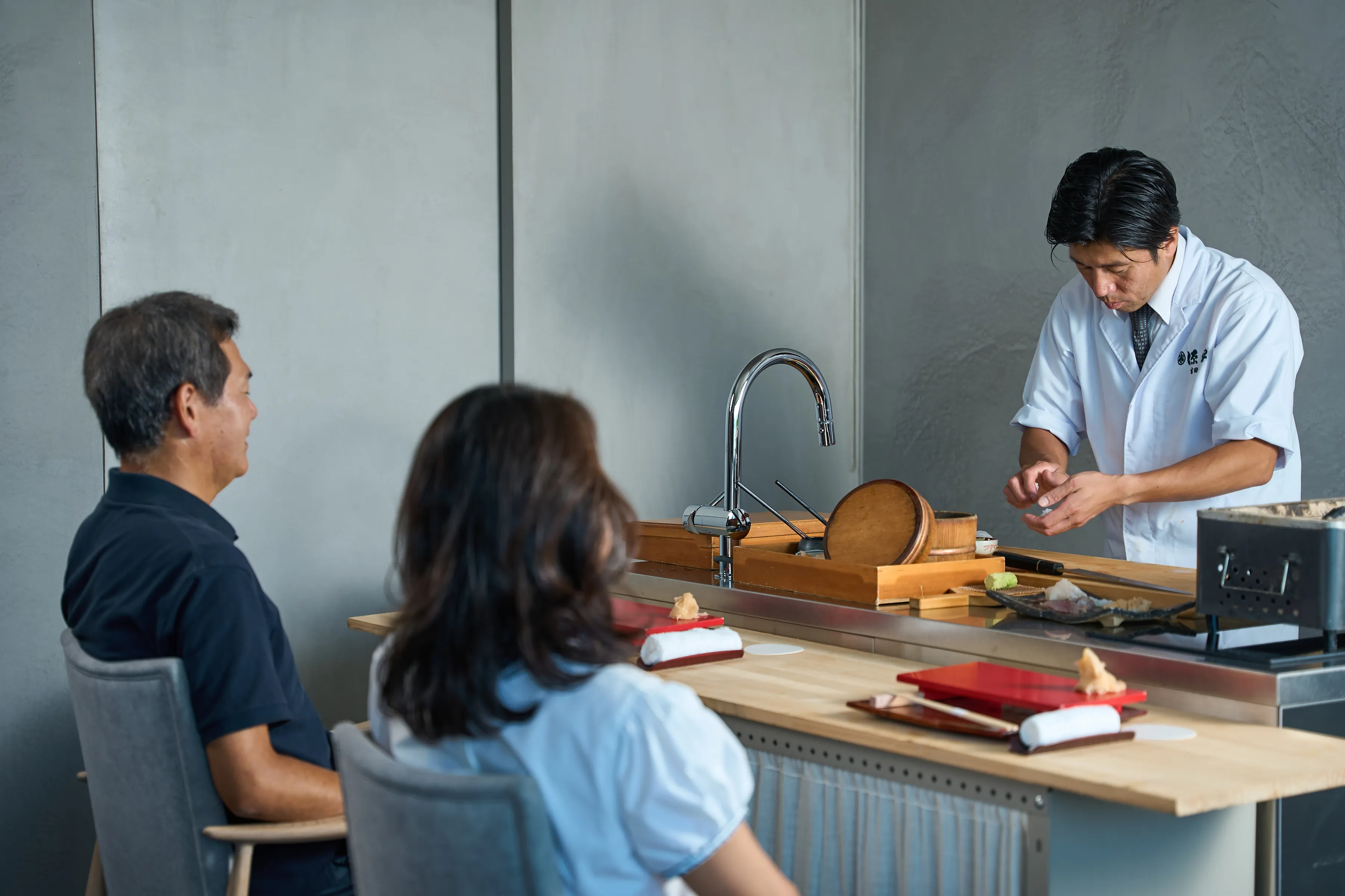 料理を作るシェフの写真