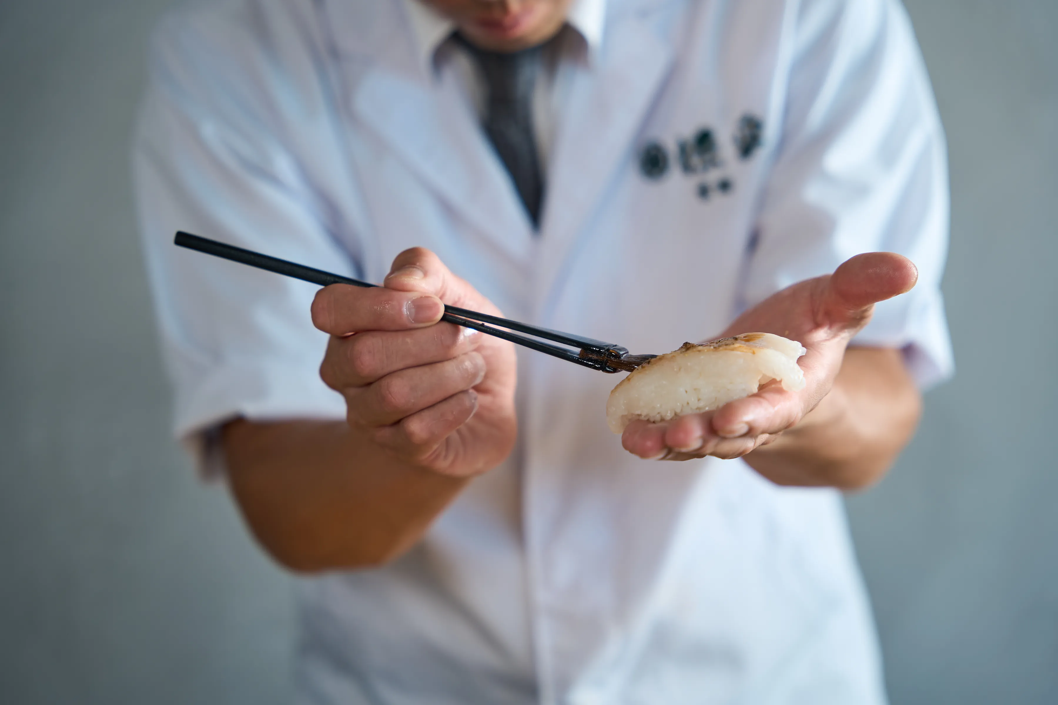 料理を作るシェフの写真