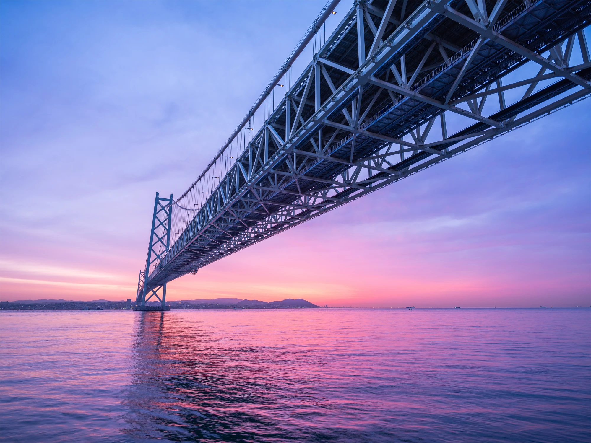夕焼けに染まる橋の写真