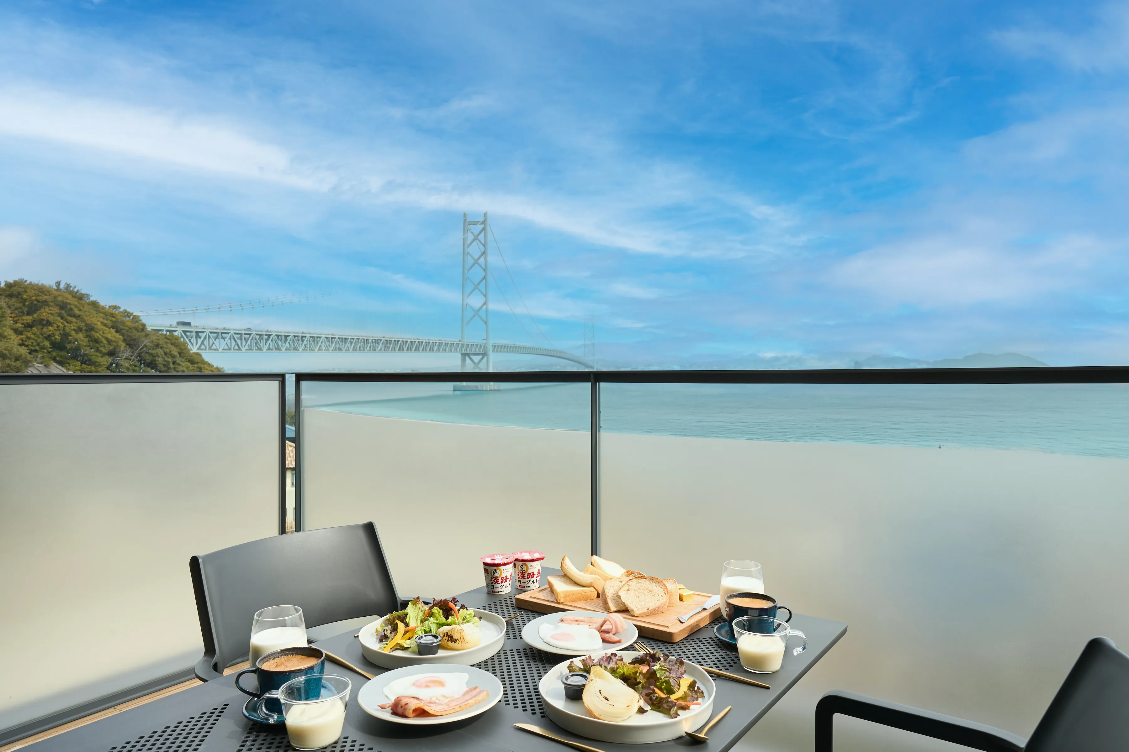 テラスに並ぶ料理の写真