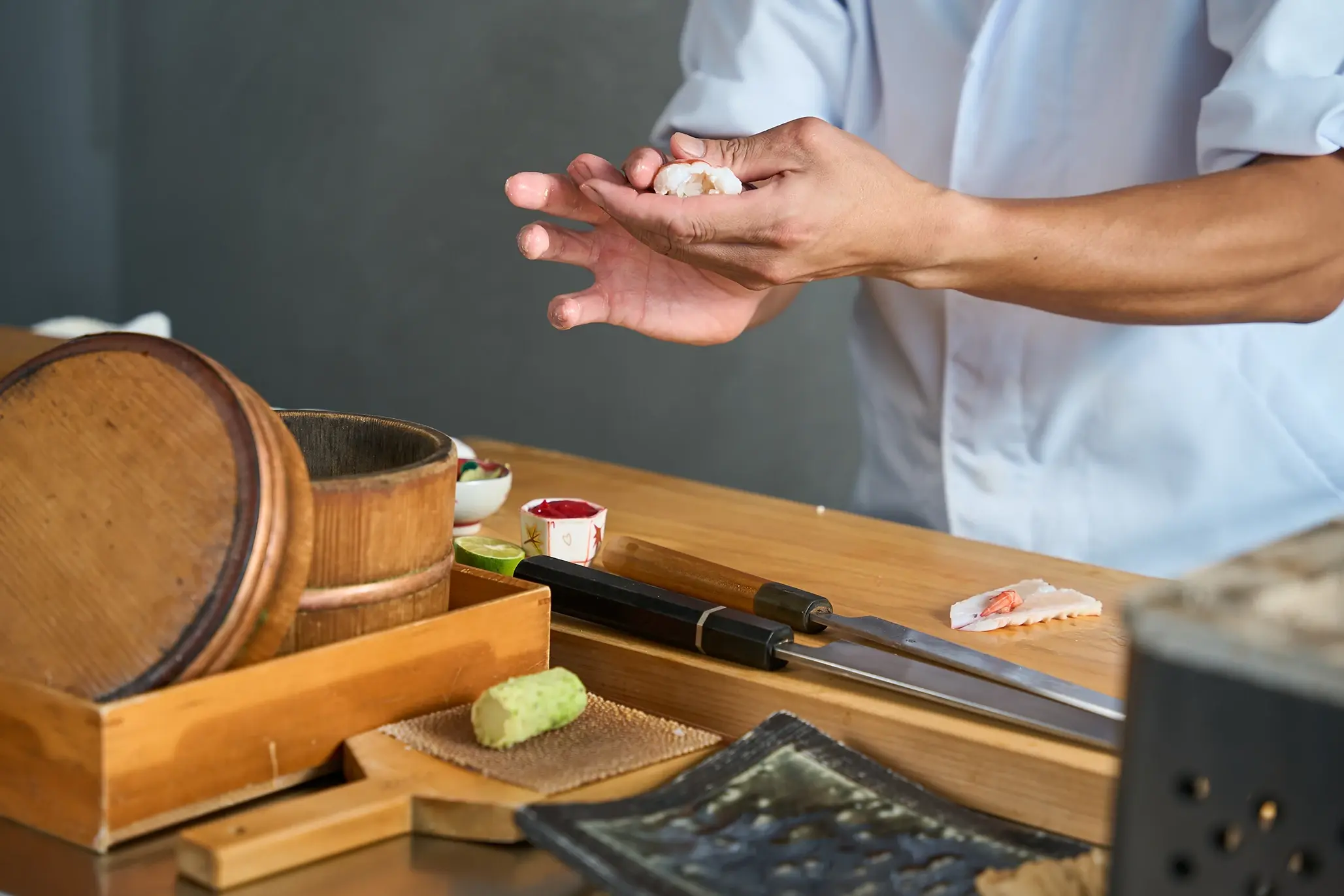 料理を作るシェフの写真