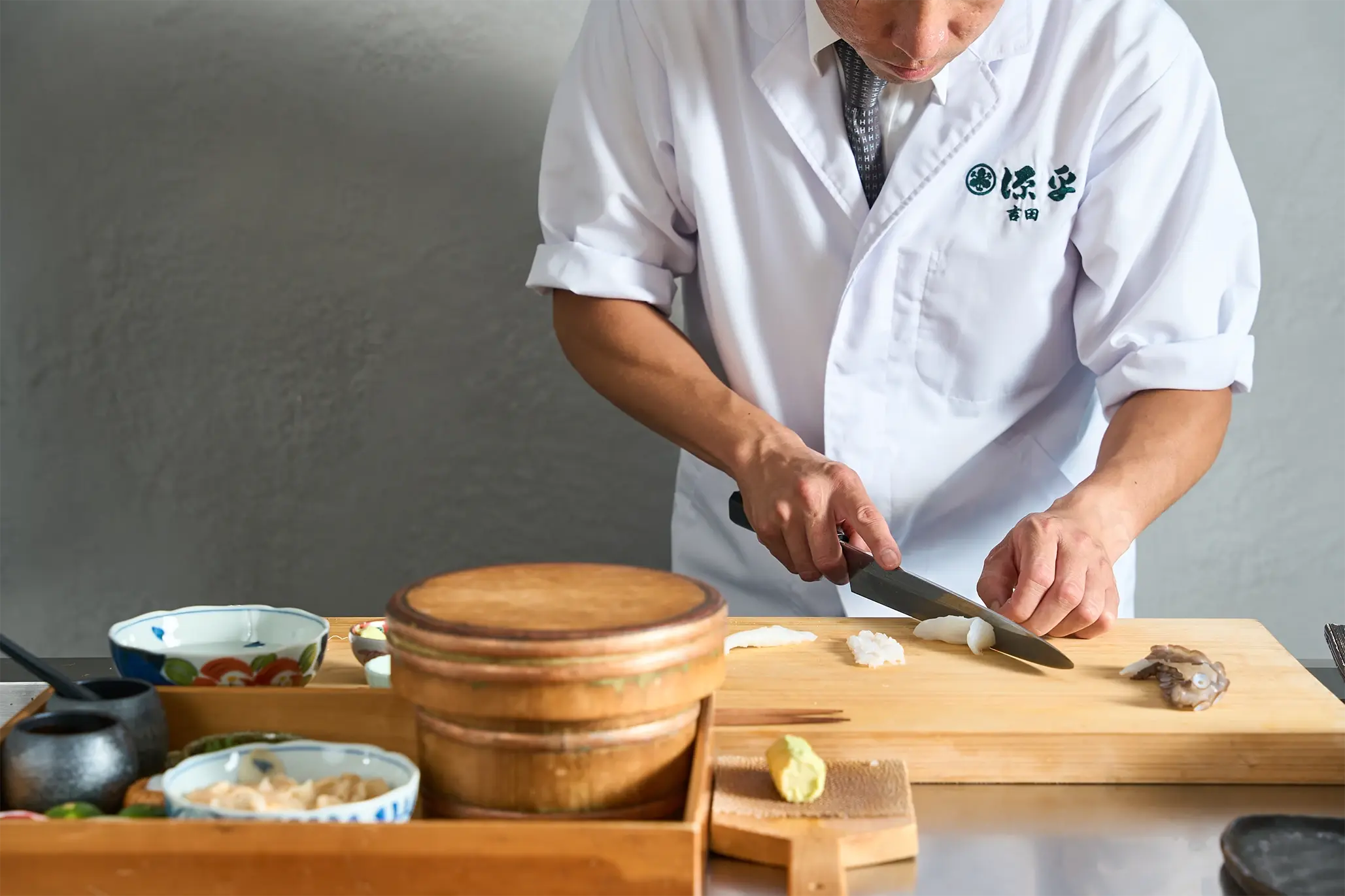 料理を作るシェフの写真