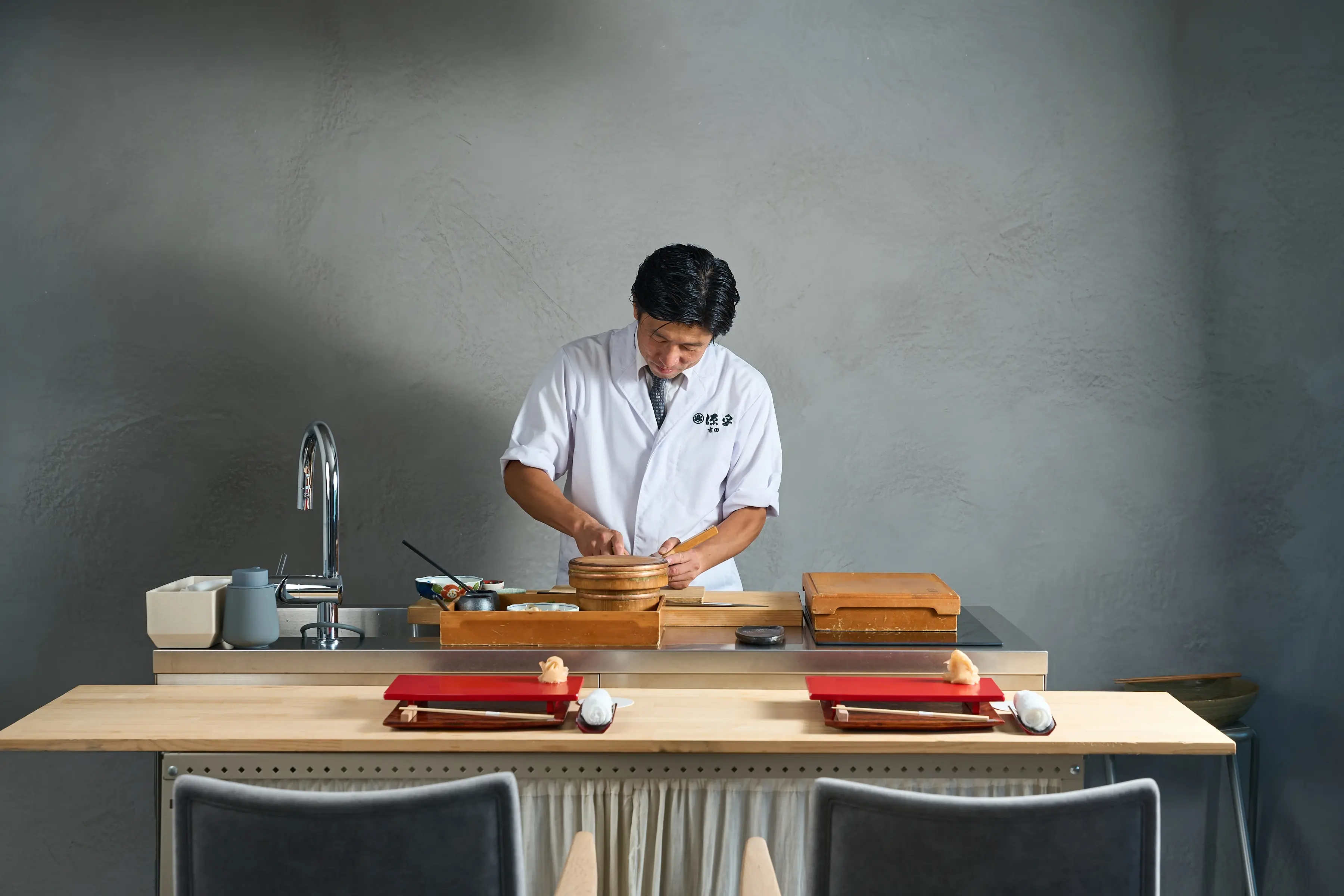 料理を作るシェフの写真