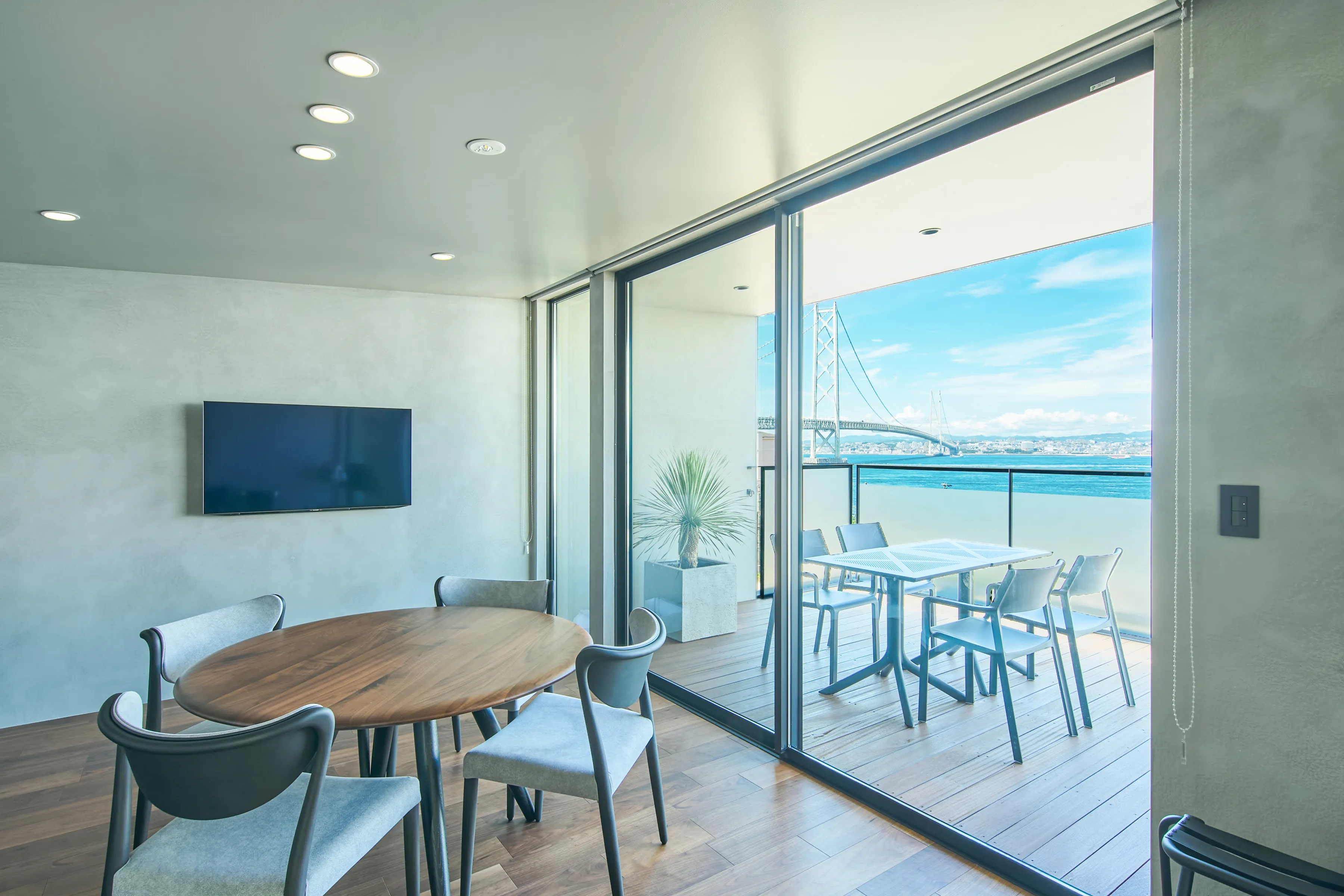 窓の向こうに広がる海の景色